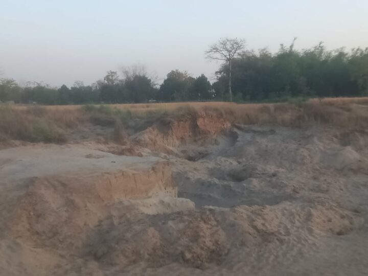 खड्डा: भेडी जंगल के बलुआ टोले में धड़ल्ले से चल रहा अवैध बालू खनन, प्रशासन बेखबर