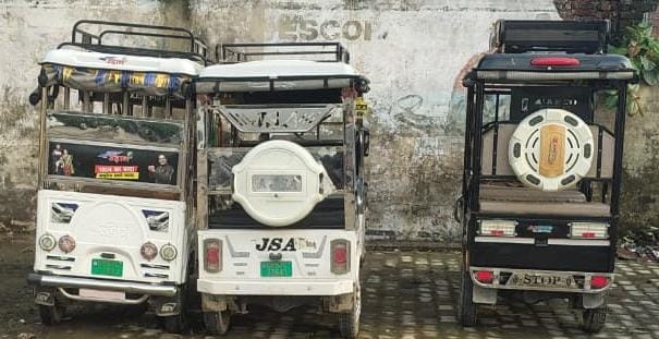 हाटा में पुलिस का सख्त रुख, नियम तोड़ने पर 3 ई रिक्शा सीज
