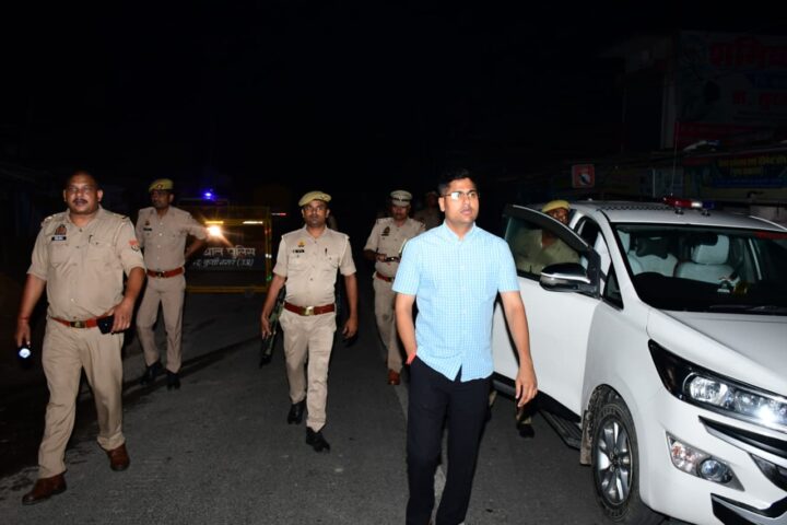 “आधी रात सड़क पर उतरे एसपी केशव कुमार, बैरियरों पर मचा हड़कंप; पुलिसकर्मियों की ली क्लास, अपराधियों को सख्त संदेश”
