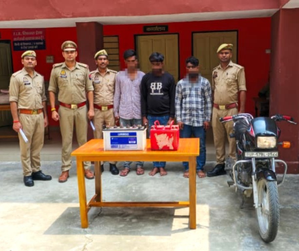 बैटरी चोर गिरोह का भंडाफोड़: कप्तानगंज पुलिस ने तीन शातिरों को दबोचा, चोरी का माल और बाइक बरामद