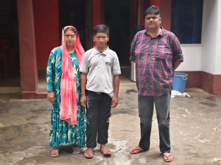 मां की डांट से घर छोड़ निकला 13 वर्षीय मासूम, कप्तानगंज पुलिस ने रातभर की मशक्कत के बाद सकुशल ढूंढकर परिवार से मिलाया