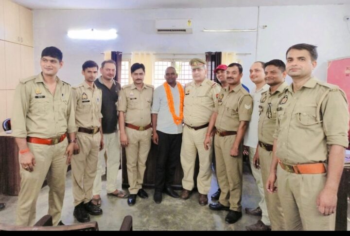 कुशीनगर पुलिस मीडिया सेल की पहचान रहे हेड कांस्टेबल वीरेन्द्र सरोज को भावभीनी विदाई, देवरिया तबादले पर नम हुईं आंखें