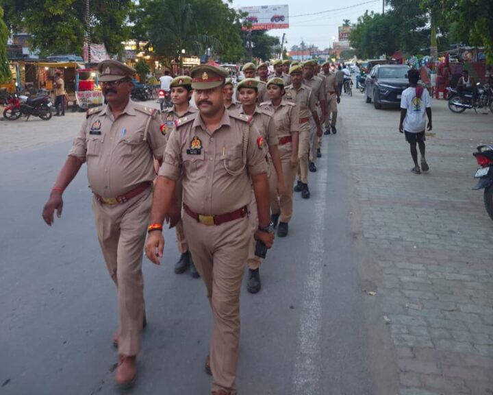 तमकुहीराज की सड़कों पर उतरी पुलिस, पैदल गश्त कर व्यापारियों में भरा भरोसा