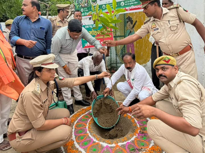 एक पेड़ मां के नाम अभियान में विधायक व रेंजर ने विद्यालय परिसर में किया पौधरोपण
