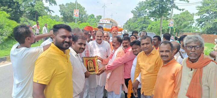 सुकरौली में क्षेत्रीय अध्यक्ष विनोद राय का फूल मालाओं के जोरदार स्वागत