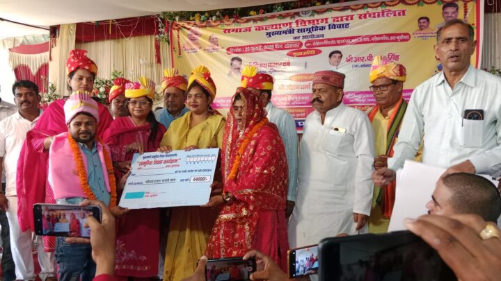 सामूहिक विवाह समारोह में एक दूसरे के हुए 142 जोड़े