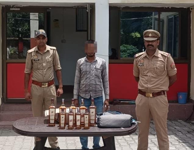 खड्डा पुलिस ने अवैध अंग्रेजी शराब के साथ एक अभियुक्त को किया गिरफ्तार