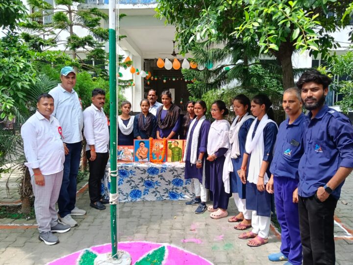 🇮🇳 सलेमगढ़ टोल प्लाजा पर शान से लहराया तिरंगा, गूंजा राष्ट्रगान प्रबंधक सुधीर कुमार चौधरी व चौकी प्रभारी शंशाक राय ने संयुक्त रूप से किया ध्वजारोहण, शहीद जवानों को किया नमन