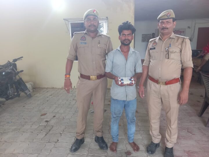 तमकुहीराज : आरोपी के पास से चोरी का ओप्पो मोबाइल और वारदात में इस्तेमाल प्लेटिना बाइक बरामद