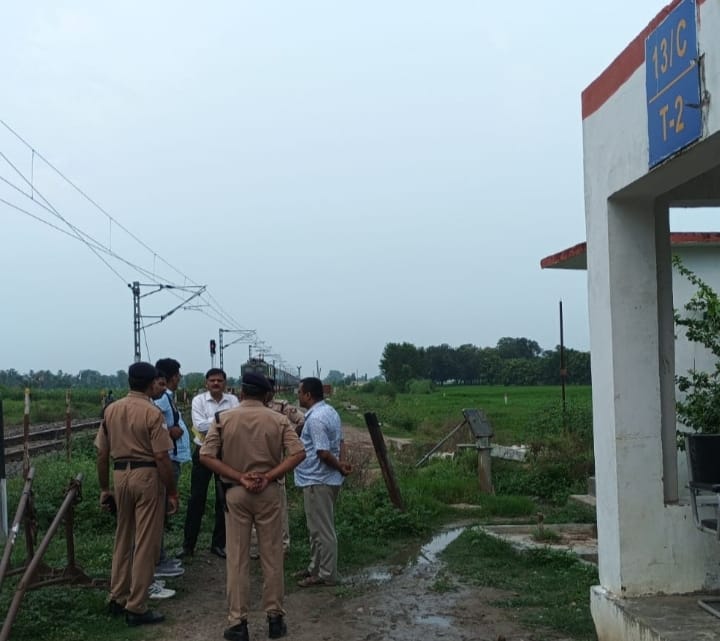 मारपीट में घायल हुआ रेलवे का गेटमैन, घटना स्थल का अधिकारीयों ने लिया जायजा
