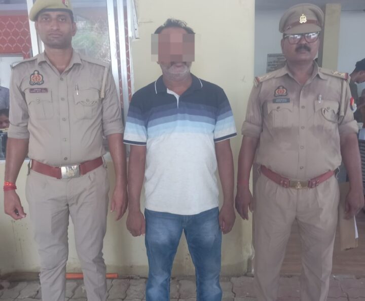 ATM में मददगार बनकर करता था ‘खेल’, पिन देखते ही बदल देता था कार्ड! तमकुहीराज पुलिस ने 10 ATM कार्ड के साथ शातिर को दबोचा