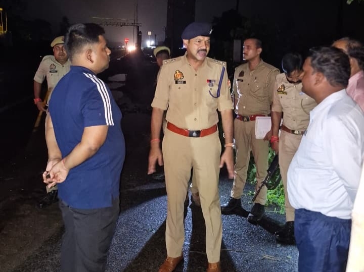 रात के अंधेरे में बैरियरों पर एएसपी का ‘सरप्राइज चेक’,बहादुरपुर से दौनहा तक सिद्धार्थ वर्मा ने खंगाले बैरियर, बिना कागजात और ओवरलोडिंग पर तत्काल कार्रवाई के निर्देश