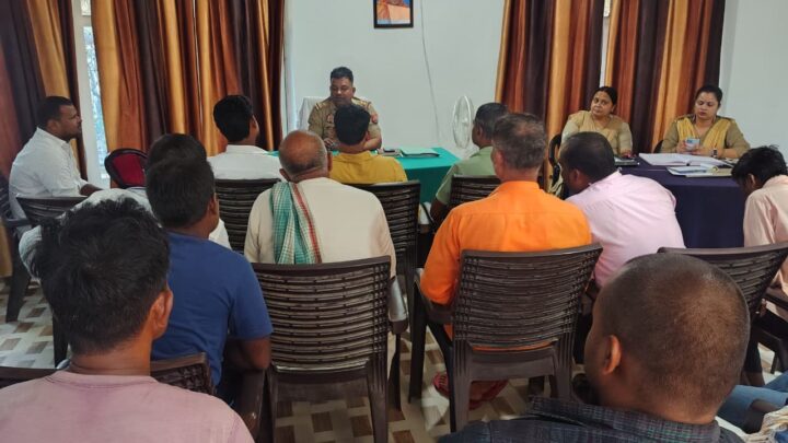 हाटा कोतवाली में डीजे संचालकों के साथ थानाध्यक्ष की बैठक, मानक न मानने पर होगी सख्त कार्रवाई