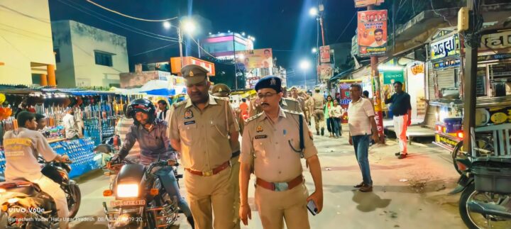 राष्ट्रीय पर्व और सावन माह को लेकर क्षेत्राधिकारी के नेतृत्व में पुलिस ने की पैदल गश्त