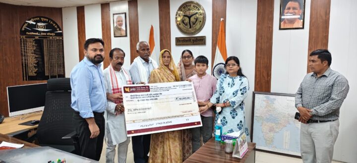 शहीद सत्यवान सिंह के परिजनों को 50 लाख का चेक सौंपा