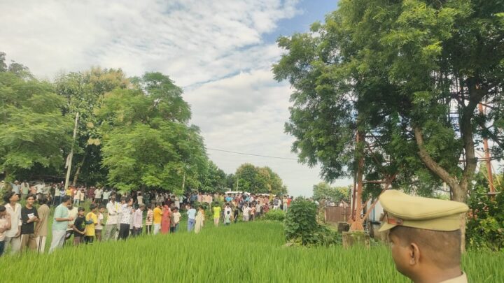शादी की मांग को लेकर टावर पर चढ़ी युवती, घंटों चला मान-मनौव्वल; मौके पर जुटी भारी भीड़