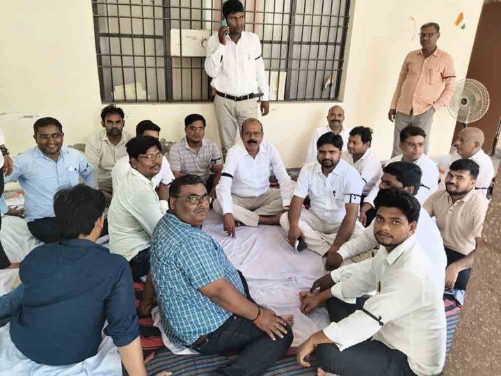 एसीओ व एंटी करप्शन टीम की कार्यप्रणाली के विरोध में लेखपालों का धरना, निष्पक्ष जांच की मांग