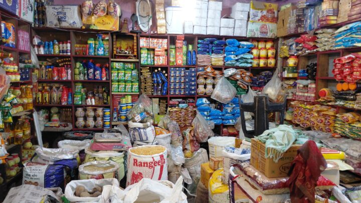 चीनी, प्याज और सरसों तेल के बढ़े दामों से बिगड़ा घरों का बजट