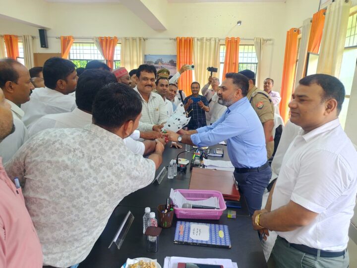 शिकायतों एवं जनसमस्याओं में लापरवाही क्षम्य नहीं- जिलाधिकारी