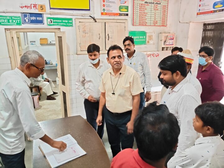 सीएमओ ने नारायणी नदी के भैंसहा ठोकर व खड्डा स्वास्थ्य केंद्र का किया औचक निरीक्षण