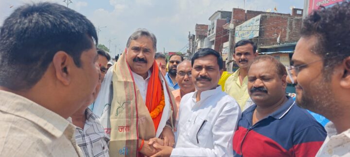 शिक्षक जनसंपर्क अभियान कार्यक्रम में जा रहे डा संजयन त्रिपाठी का हुआ स्वागत 