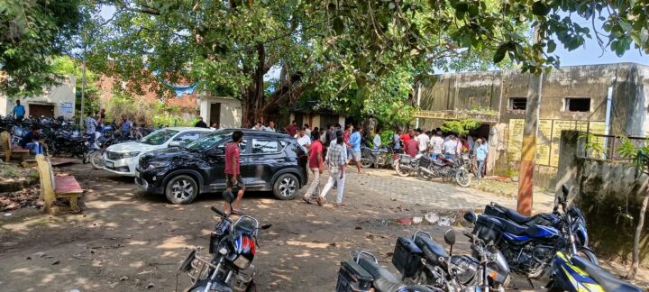 नगर पालिका बनने के बाद भी नहीं सुधरी विद्युत व्यवस्था , सैकड़ों युवाओं ने विद्युत उपकेंद्र पर किया प्रदर्शन