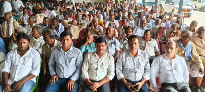 खड्डा क्षेत्र के गन्ना किसानों ने गडौरा चीनी मिल को गन्ना आवंटन का किया विरोध