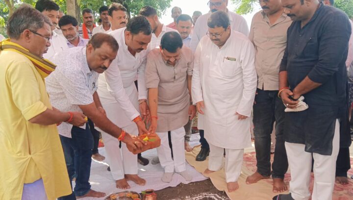 पंचायत भवन का भूमि पूजन और आंगनबाड़ी भवन का हुआ उद्घाटन