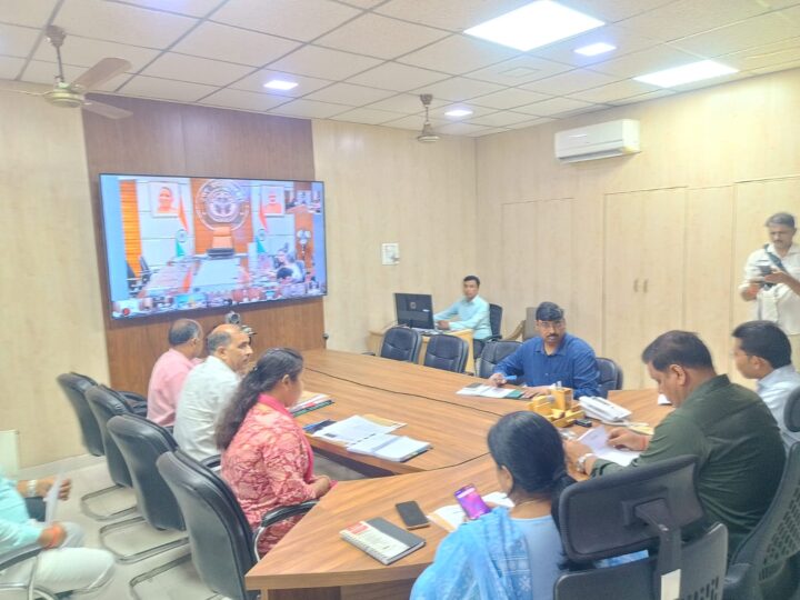 जिलाधिकारी संजय चौहान ने कार्यभार ग्रहण कर कलेक्ट्रेट के विभिन्न पटल का किया निरीक्षण