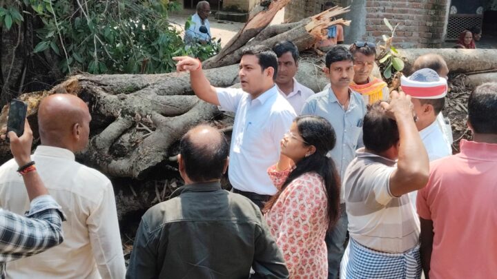 बारिश-आंधी की तबाही के बीच मौके पर पहुंचे एसडीएम मयंक त्रिपाठी