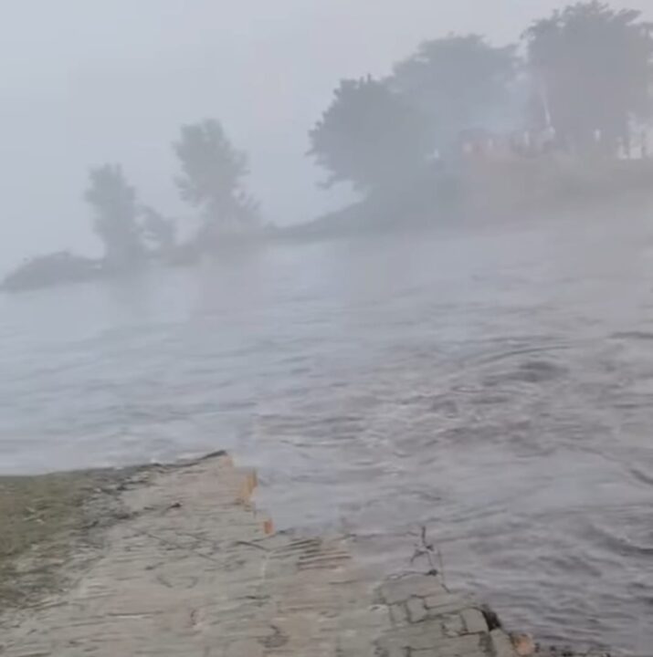 जिस बांध पर दिनभर चला ‘मरहम’, रात में वहीं खुल गया तबाही का रास्ता गंडक का पानी गांवों की ओर बढ़ा; हजारों की आबादी पर संकट, फसल-घर-पशुओं