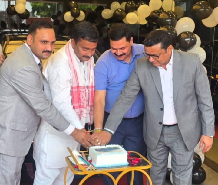 पडरौना में न्यू नेक्सा शोरूम का भव्य आगाज, ग्राहकों को मिली प्रीमियम कारों की नई सुविधा मारुति कुशीनगर के जिला महाप्रबंधक मनमोहन दीक्षित व सदर विधायक मनीष जायसवाल ने फीता काटकर किया शुभारंभ