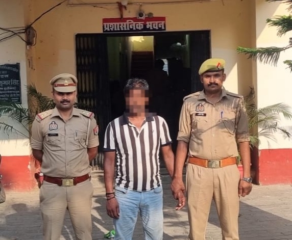 गैंगस्टर एक्ट में फरार 25 हजार का इनामी राकेश राम दबोचा गया, कसया पुलिस और स्वाट टीम की संयुक्त कार्रवाई