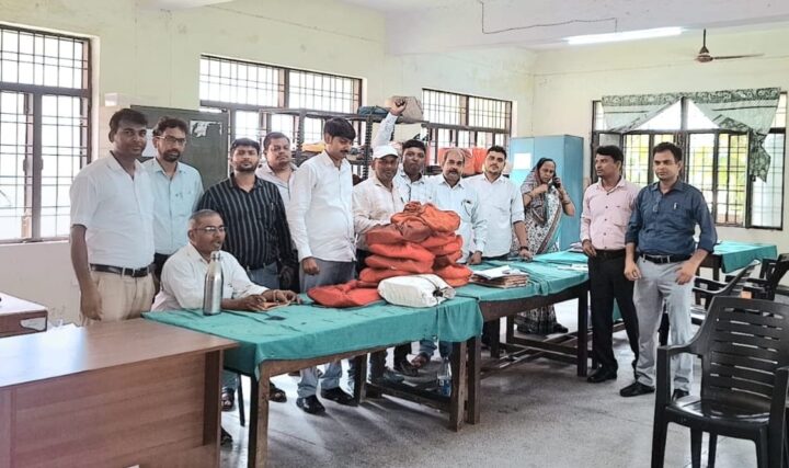लेखपाल संघ ने किया अतिरिक्त हल्के का बहिष्कार, 16 बस्ते किए जमा