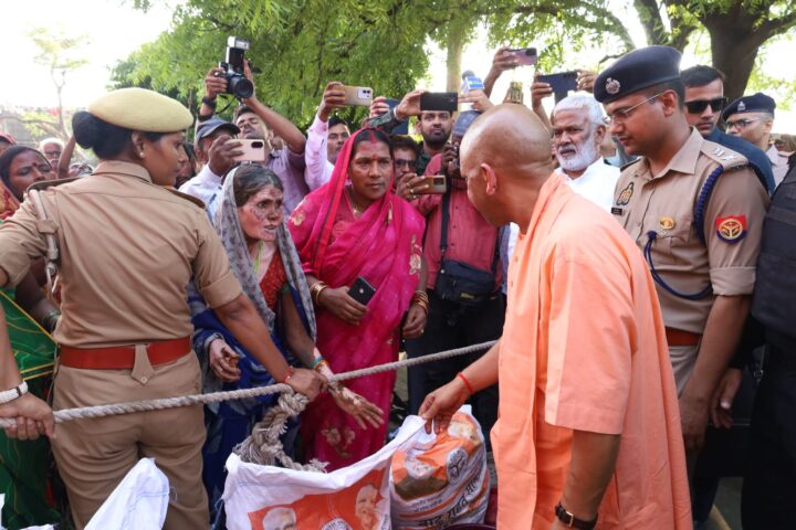 नारायणी के उफान से टूटा तटबंध, बाढ़ के बीच ग्राउंड जीरो पर उतरे योगी
