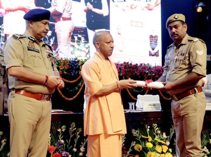 बहादुरी को सलाम! एसटीएफ के रणधीर सिंह को मुख्यमंत्री वीरता पुरस्कार लोकभवन में सीएम योगी ने किया सम्मानित, कुशीनगर में भी सेवा के दौरान मादक पदार्थों के खिलाफ कार्रवाई में निभाई थी अहम भूमिका