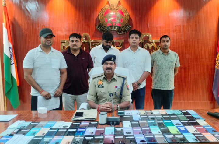 खोए मोबाइल ने कराई अपनों से मुलाकात, कुशीनगर पुलिस ने लौटाई 109 चेहरों की मुस्कान सीईआईआर पोर्टल की मदद से 21.80 लाख रुपये के मोबाइल बरामद