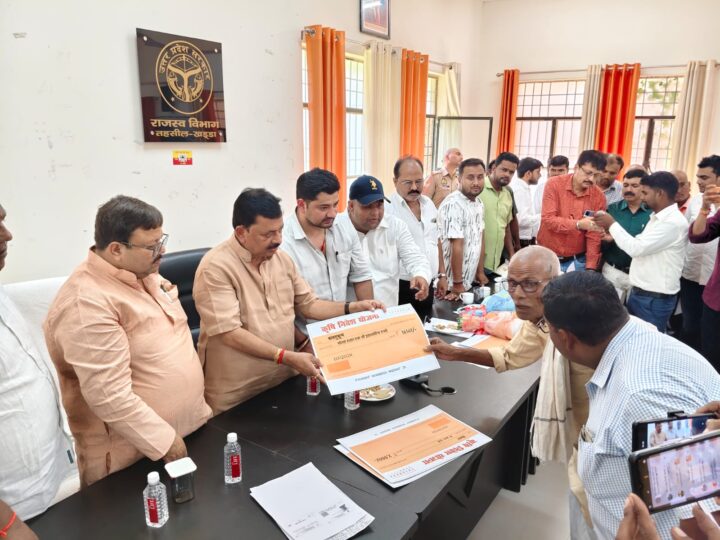 सांसद ने तहसील सभागार में बाढ़ प्रभावित किसानों को वितरित किए फसल क्षति मुआवजा राशि के चेक