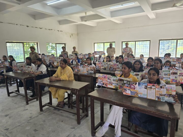 साइबर ठगों से बचाव के गुर, बेटियों को करियर का मंत्र; कप्तानगंज में मिशन शक्ति का दोहरा प्रहार स्टंटबाजों पर शिकंजा कसने के साथ वाहनों की भी हुई जांच