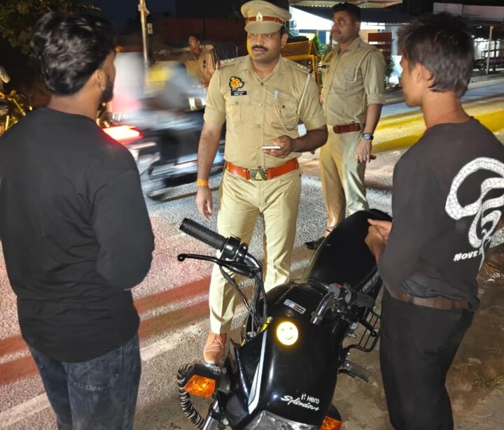 चौकी प्रभारी का सख्त एक्शन, सीमा पर चला ‘ऑपरेशन सुरक्षा’…” “संदिग्धों की तलाश, बिना हेलमेट वालों को चेतावनी”