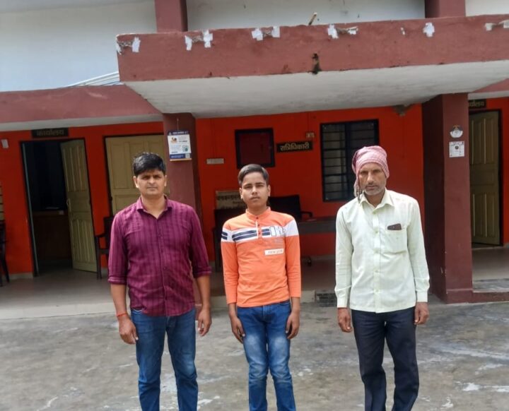 24 घंटे में मिला लापता किशोर, कप्तानगंज पुलिस ने परिजनों को सौंपा सकुशल घर से अचानक लापता हुआ था 15 वर्षीय शिवम मौर्य, तरयासुजान में दोस्तों के साथ मिला