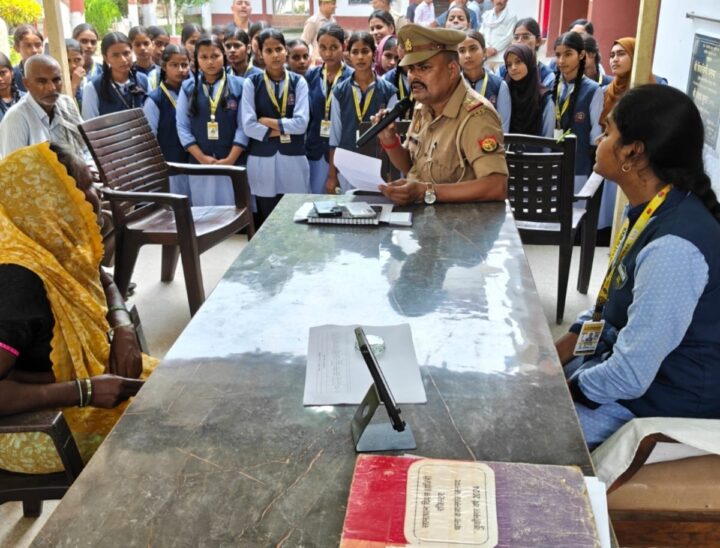 थानेदार की कुर्सी पर बैठीं छात्रा अंशिका सिंह, एक दिन के लिए संभाली कप्तानगंज थाने की कमान मिशन शक्ति 6.0 की अनूठी पहल, फरियादियों की शिकायतें सुन पुलिस की कार्यप्रणाली को करीब से जाना