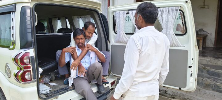 दिव्यांग को तहसील में बैठा देख रुके एसडीएम, पहले सुनी फरियाद फिर अपनी गाड़ी से भेजे गांव