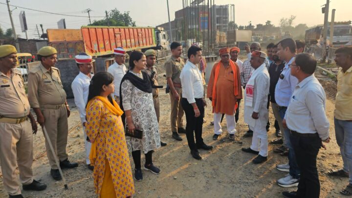 ओवरब्रिज निर्माण के बीच सर्विस लेन की बदहाली, निरीक्षण के दौरान गड्ढे में पलटा ऑटो