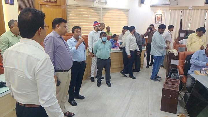जिलाधिकारी की देखरेख में मतदान पार्टियों की रवानगी, समय से मतदान केंद्रों पर पहुंचने के दिए निर्देश